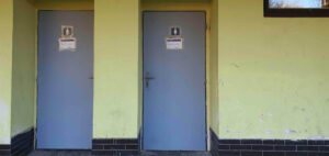 Záchody na nádraží v Železném Brodu