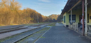 Přechod přes koleje na nádraží v Železném Brodu