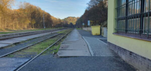 Nástupiště u koleje 1 v Železném Brodu