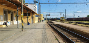 Jihlavské nádraží a nástupiště u 1. koleje
