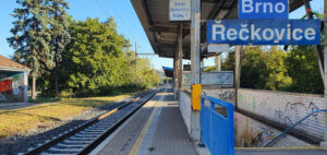 Vlaková zastávka Brno-Řečkovice, nástupiště u 1. koleje směr Brno