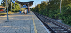 Vlaková zastávka Brno-Řečkovice, nástupiště u 2. koleje směr Tišnov