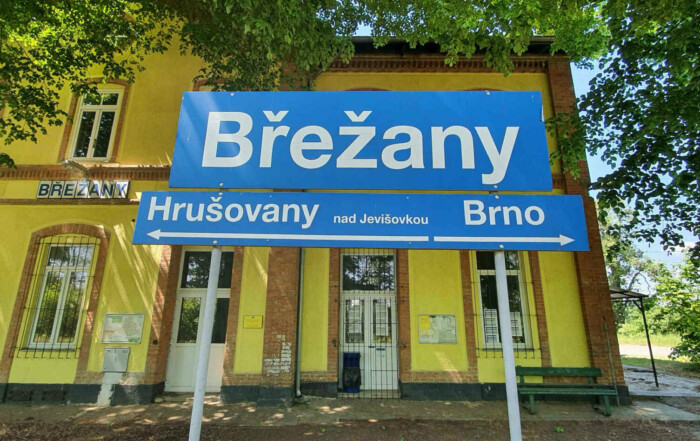 Vlaková zastávka Břežany