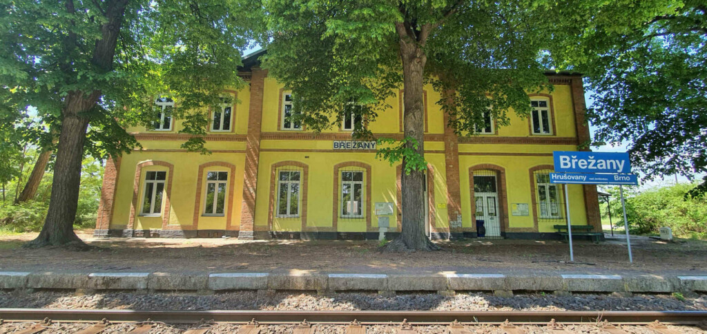 Vlaková zastávka Břežany
