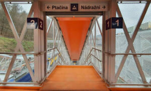 Adamov nádraží: přístup na nástupiště u 1. a 2. koleje