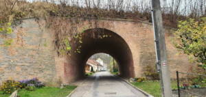 Železniční cihlový viadukt v obci Bohutice