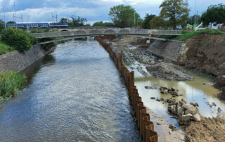 Budování protipovodňových opatření na řece Svratce. Květen 2022.