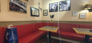 Klidná kavárna na nádraží ve Vídni