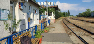 Čekáme na vlak ve stanici Vlkoš