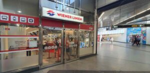 Prodejna jízdenek na MHD na vídeňském nádraží