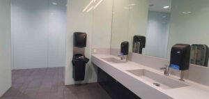 Doporučuji tyto záchody: z haly se dejte dolů po levé ruce, jako když jdete na nástupiště 1 a 2