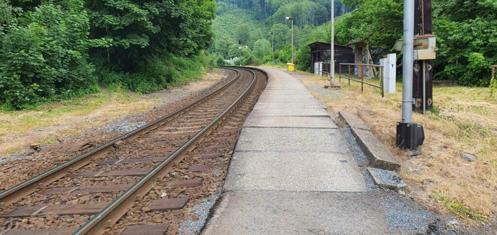 Přístup na nástupiště na zastávce v Hrubé Vodě