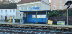 Kolín, zastávka. Přístřešek na nástupišti u 1. koleje