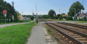Kyjov-zastávka: příchod na nástupiště u 1. koleje