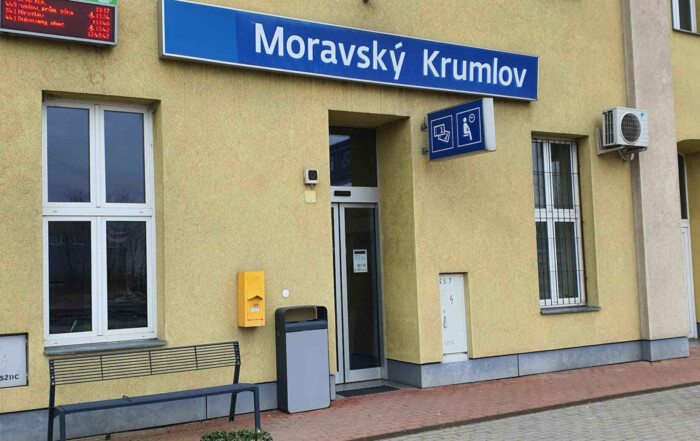 Čekárna, pokladna, záchody na nádraží v Moravském Krumlově