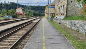 Nádraží Březová nad Svitavou: nástupiště u 1. koleje