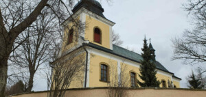 Kostel v obci Kameničky