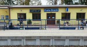 Čekárna a pokladna na nádraží v Praze Braníku