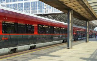 Červený RailJet na pražském hlavním nádraží