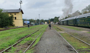 Nástupiště u 5. koleje na nádraží v Lužné u Rakovníka