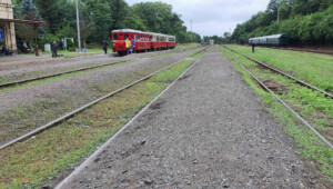 Nástupiště u 5. koleje na nádraží v Lužné u Rakovníka