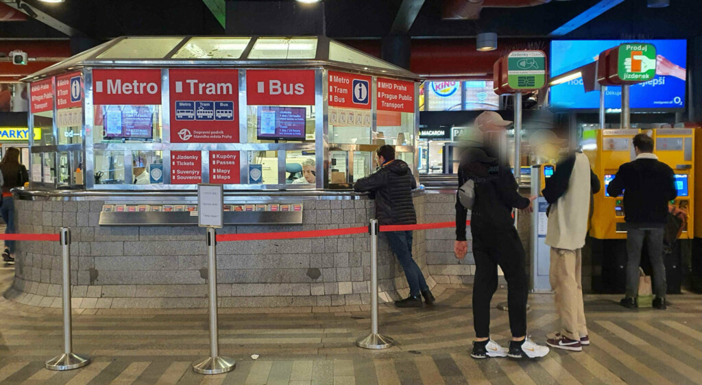 Prodej jízdenek na autobus směr letiště Václava Havla