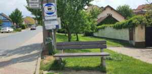 Autobusová zastávka Bořetice, železniční stanice