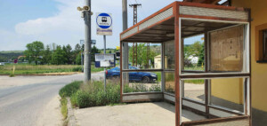 Autobusová zastávka Bořetice, železniční stanice