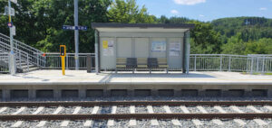 Vlaková zastávka Omice. Přístřešek u koleje 1, směr Brno