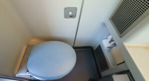 Záchod ve voze RegioJet Bcmz 50-71