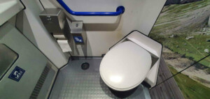 Záchod v panoramatickém voze Apm 61-85