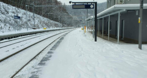 Nástupiště u koleje 1 na zastávce Babice nad Svitavou