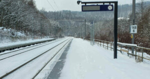 Nástupiště u koleje 1 na zastávce Babice nad Svitavou