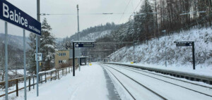 Nástupiště u koleje 1 na zastávce Babice nad Svitavou