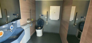 Záchod pro vozíčkáře ve vlaku InterJet, vůz Bbmpz 894