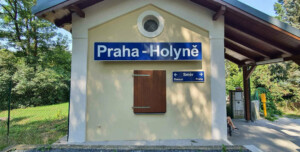 Přístřešek na zastávce Praha-Holyně