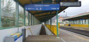 Podchod a přístup na nástupiště na nádraží Praha-Podbaba