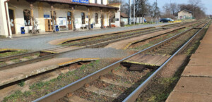 Přechod kolejí na nádraží v Praze Satalicích