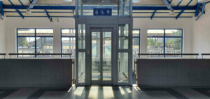 Čekárna a přístup do podchodu na nádraží v Lysé nad Labem