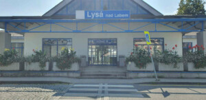Čekárna a přístup do podchodu na nádraží v Lysé nad Labem