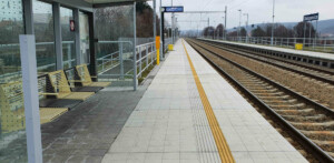 Vlaková zastávka Ostopovice, nástupiště u 1. koleje směr Brno