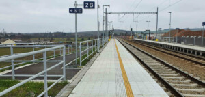 Vlaková zastávka Ostopovice, přístup na nástupišti u koleje 2. směr Třebíč