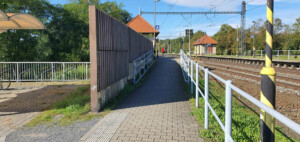 Stanice Střeň - příchod na nástupiště u koleje 1