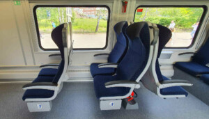 Sedadla v nízkopodlažní části vozu 654 RegioJet