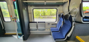 Sedadla v nízkopodlažní části vozu 654 RegioJet