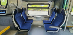 Sedadla v nízkopodlažní části vozu RegioJet 954