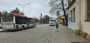 Autobusové nádraží v Zastávce u Brna: "železniční stanice"