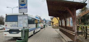Autobusové nádraží v Zastávce u Brna: "železniční stanice"