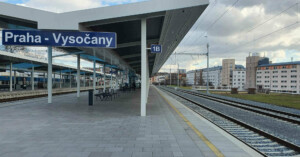 Praha-Vysočany, nástupiště u koleje 1