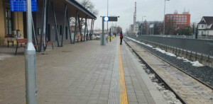 Rožnov pod Radhoštěm: nástupiště u 1.koleje